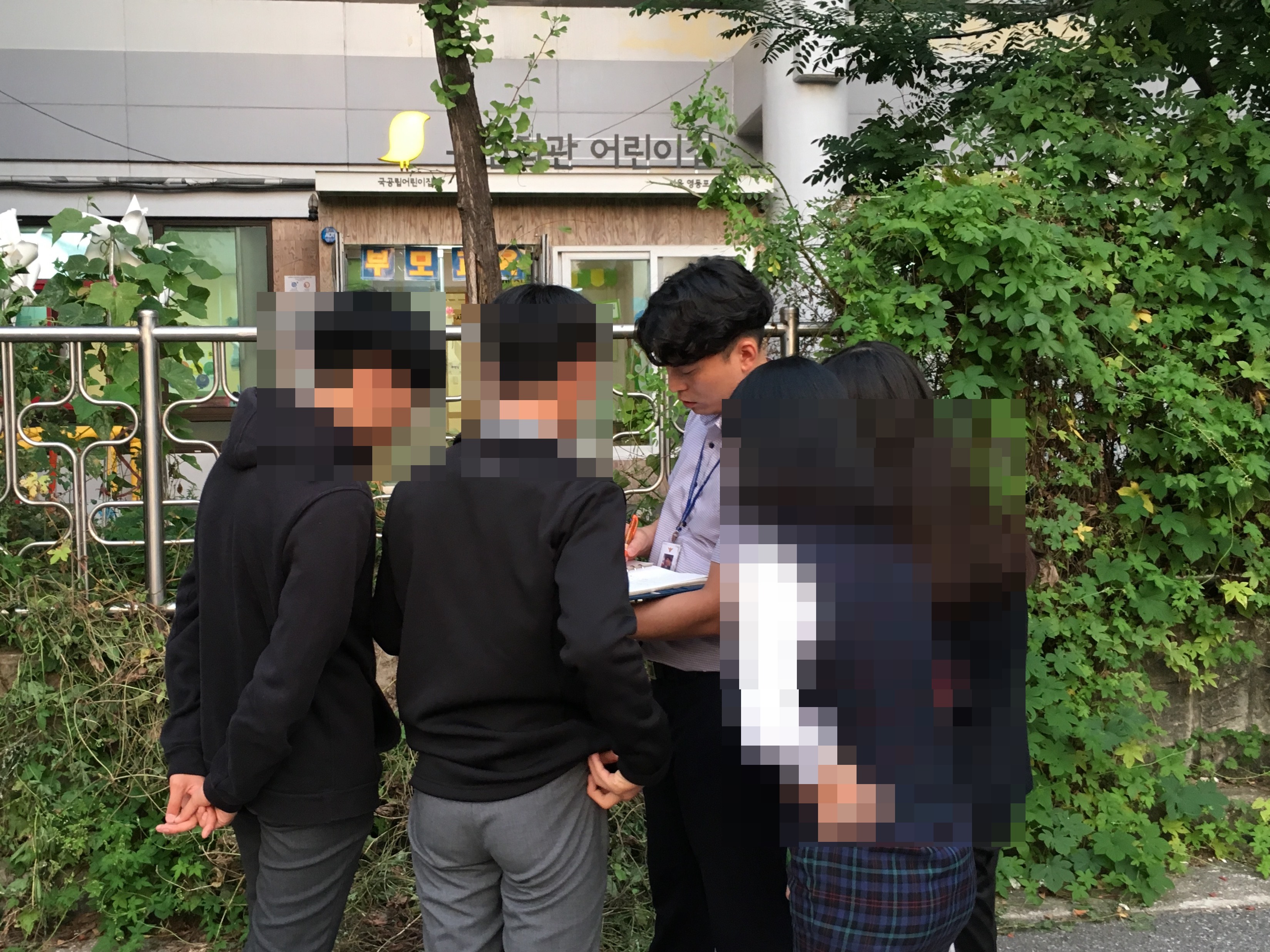 지난 9월 6일 청소년 비행 단속 활동에 나선 서울 영등포경찰서 소속 학교전담경찰관(왼쪽 세 번째)이 영등포구 구민회관 인근 주차장에서 흡연을 하던 청소년들을 불러 모은 뒤 계도를 하고 있다. 김정화 기자 clean@seoul.co.kr