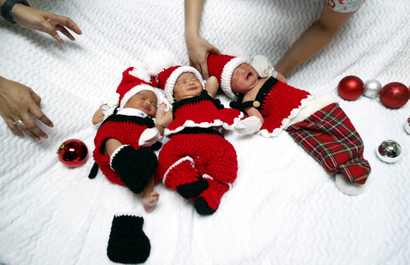 신생아들이 21일(현지시간) 태국 방콕의 Paolo Memorial Hospital Chokchai 4에서 크리스마스 시즌을 맞아 산타클로스 의상을 입고 있다. 병원에서는 크리스마스 시즌을 축하하는 배달 패키지의 일환으로 산타클로스 복장을 신생아에게 제공하고 있다. EPA 연합뉴스