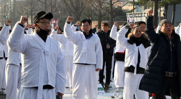 21일 대통령과 대화를 요구하며 청와대 앞까지 행진을 한 민주노총 회원들과 비정규직 100인 대표단이 22일 오전 청와대 사랑채 앞에서 결의대회를 열고 구호를 외치고 있다.  2018.2.22  연합뉴스