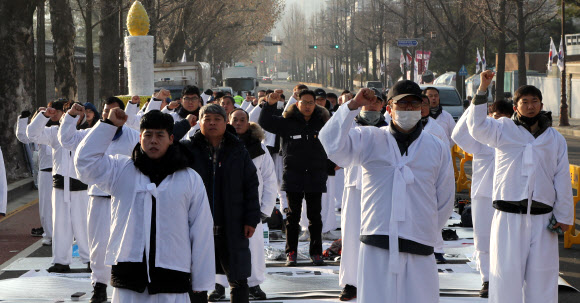 21일 대통령과 대화를 요구하며 청와대 앞까지 행진을 한 민주노총 회원들과 비정규직 100인 대표단이 22일 오전 청와대 사랑채 앞에서 결의대회를 열고 구호를 외치고 있다.  2018.2.22  연합뉴스