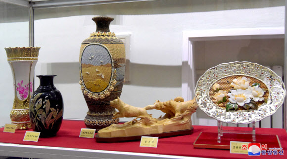 북한 항일의 여성영웅 김정숙 탄생 101주년을 맞아 풍경화 및 수공예품전시회가 21일 조선미술박물관에서 열렸다고  조선중앙통신이 22일 보도했다. 2018.12.22  연합뉴스