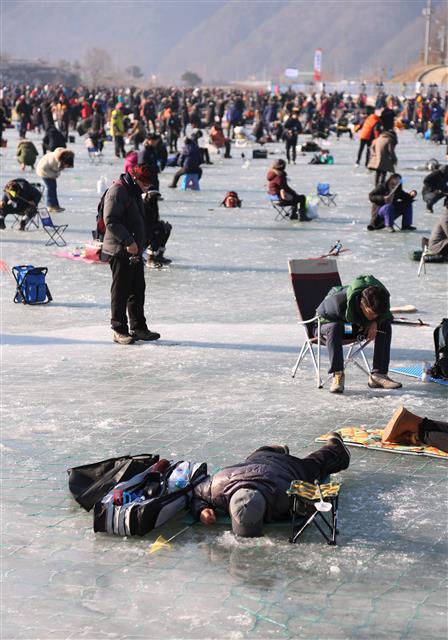 22일 강원 평창군 진부면 오대천에서 열린 제12회 평창송어축제에서 많은 시민들이 얼음 낚시를 즐기고 있다. 2018.12.22 뉴스1