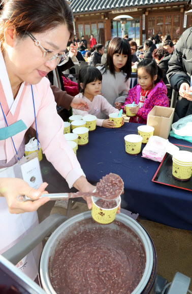 22일 동지를 맞아 열린 서울 남산골한옥마을 세시절기행사 ‘동지첨치’에 참가한 어린이들이 팥죽을 받고 있다. 2018.12.22  연합뉴스