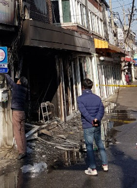 22일 오전 11시 4분께 서울 강동구 천호동의 한 유흥업소 건물에서 불이 나 건물 내부를 태우고 16분 만에 진화됐다. 이 불로 2층에 있던 여성 6명이 구조돼 병원으로 이송됐으나 1명이 숨졌다. 사진은 이날 오후 현장 모습. 2018.12.22  연합뉴스