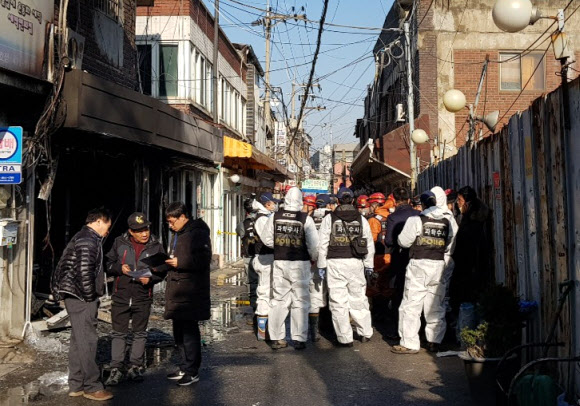 22일 오전 11시 4분께 서울 강동구 천호동의 한 유흥업소 건물에서 불이 나 건물 내부를 태우고 16분 만에 진화됐다. 이 불로 2층에 있던 여성 6명이 구조돼 병원으로 이송됐으나 1명이 숨졌다. 사진은 이날 오후 현장 모습. 2018.12.22  연합뉴스