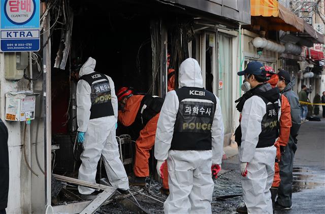 22일 오후 서울 강동구 천호동의 유흥업소 화재현장에서 경찰과 소방대원들이 현장 조사를 하고 있다. 이날 화재로 1명이 사망하고 4명은 중경상을 입었다. 2018.12.22 뉴스1
