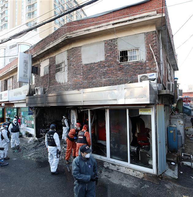 22일 오후 서울 강동구 천호동의 유흥업소 화재현장에서 경찰과 소방대원들이 현장 조사를 하고 있다. 이날 화재로 1명이 사망하고 4명은 중경상을 입었다. 2018.12.22 뉴스1