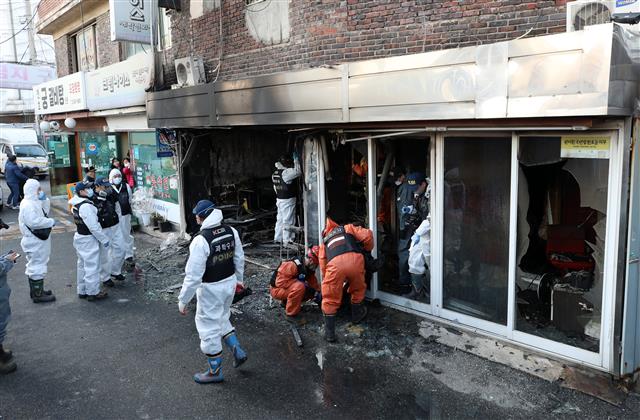 22일 오후 서울 강동구 천호동의 유흥업소 화재현장에서 경찰과 소방대원들이 현장 감식을 하고 있다. 이날 화재로 1명이 사망하고 4명은 중경상을 입었다. 2018.12.22 뉴스1