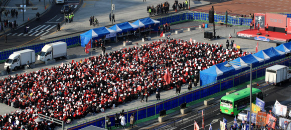 22일 오후 서울 광화문 광장에서 불법촬영 범죄를 규탄하는 여성단체 ‘불편한 용기’ 주최로 열린 ‘편파판결, 불법촬영 규탄 6차 집회’에서 참가자들이 구호를 외치고 있다. 이번 시위는 ‘불편한 용기’의 여섯 번째 시위이자 잠정적으로 마지막 시위가 될 전망이다. 19일 ‘불편한 용기’ 인터넷 카페에는 ‘불편한 용기의 시위는 6차를 마지막으로 무기한 연기합니다’라는 제목의 공지글이 올라왔다. 2018.12.22  연합뉴스