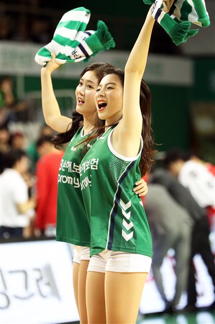 22일 강원 원주종합체육관에서 열린 2018-2019 SKT 5GX KBL 프로농구 원주DB프로미와 부산KT 소닉붐 경기에서 원주DB 치어리더들이 응원을 펼치고 있다. 2018.12.22 뉴스1