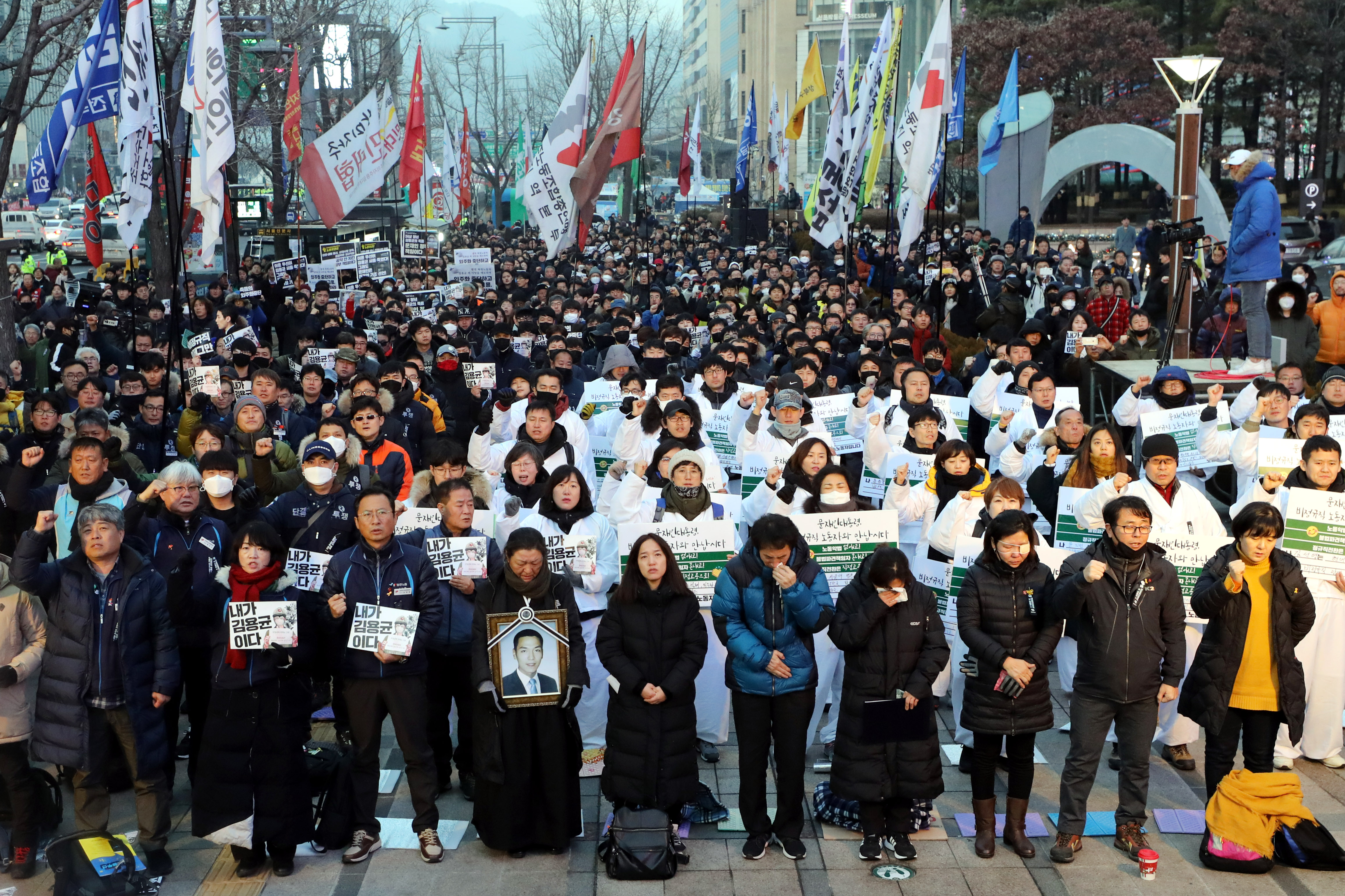 민주노총과 ‘고 김용균 사망사고 진상규명 및 책임자처벌 시민대책위원회’가 22일 오후 서울 광화문 파이낸스 빌딩 앞에서 태안화력발전소 비정규직 노동자 고 김용균 씨 사망사고의 진상규명을 촉구하는 범국민 추모제를 하고 있다. 2018.12.22 뉴스1