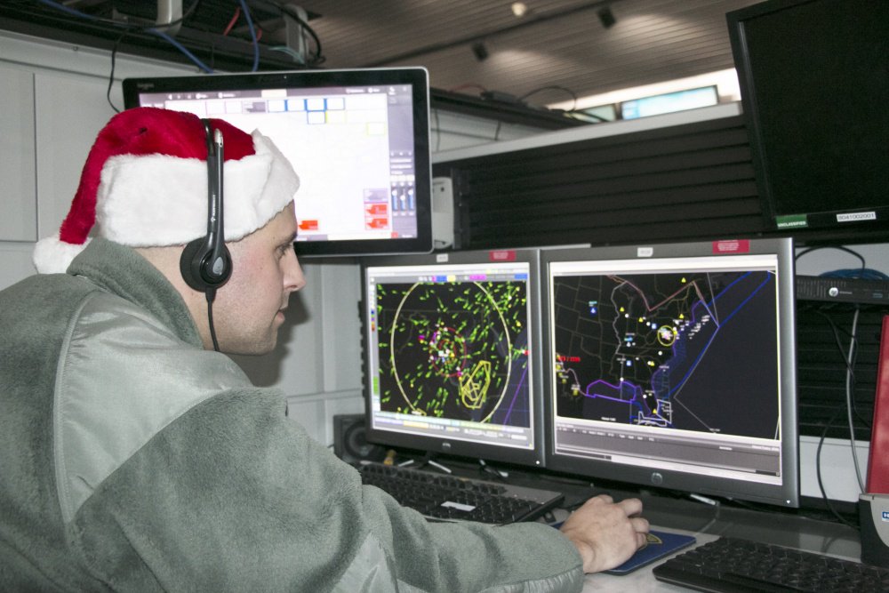 산타클로스 모자를 쓴 미국 북미항공우주사령부(NORAD) 요원이 레이더 등을 활용해 ‘산타 추적’ 작업을 하는 모습 북미항공우주사령부 트위터 캡처   