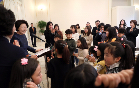 20일 오후 청와대 본관 인왕실에서 문재인 대통령 부인 김정숙 여사가 서광지역아동센터 아동들과 관계자들을  초대해 인사하고있다. 청와대 제공