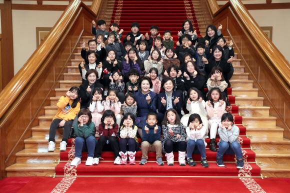 20일 오후 청와대 본관 인왕실에서 문재인 대통령 부인 김정숙 여사가 서광지역아동센터 아동을 초대해 아이들과 본관계단에서 기념촬영을 하고 있다. 청와대 제공