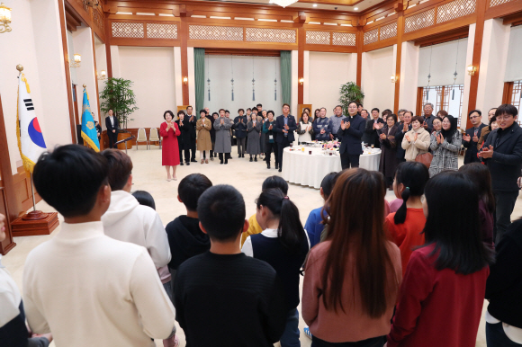 문재인 대통령 부인 김정숙 여사가 21일 오후 청와대 충무실에서 소록도에 사는 초등학생들과 소록도 성당, 병원 등에서 일하는 관계자들을 격려 중 소록도 초등학생이 학생들이 합창을 하고 있다. 청와대 제공