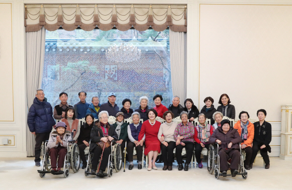 문재인 대통령 부인 김정숙 여사가 21일 오후 청와대 인왕실에서 열린 청주시 폭염기 방문 어르신 격려 차담회에서 청주시 오송읍 봉산3리 어르신들과 기념촬영하고 있다. 청와대 제공