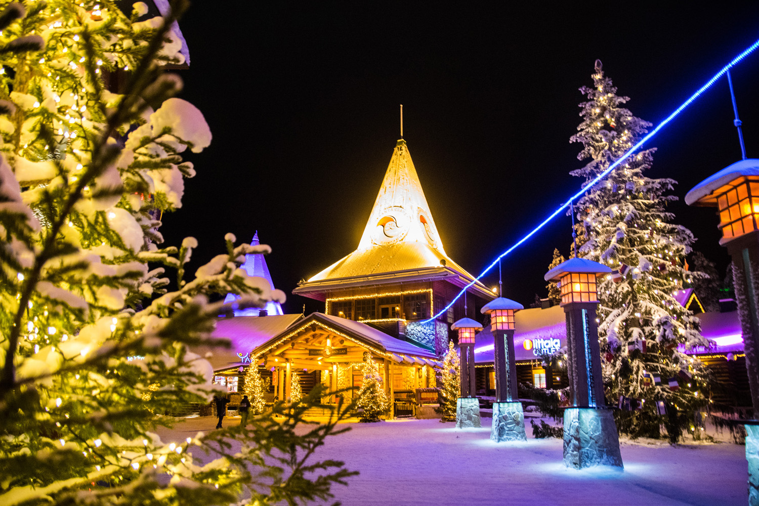 불 켜진 산타마을  핀란드 북부 라피주 로바니에미에 있는 산타클로스 마을의 야경. 2018.12.23 <br>류재민 기자 phoem@seoul.co.kr