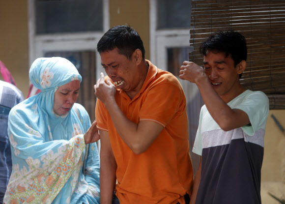 22일(이하 현지시간) 인도네시아 순다해협에서 발생한 쓰나미로 인해 최소 168명이 사망한 것으로 알려졌다. 23일 사망자들의 유가족들이 눈물을 흘리고 있다. EPA 연합뉴스