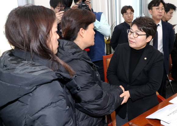 임이자 소위원장과 인사하는 태안화력 고 김용균 씨 어머니