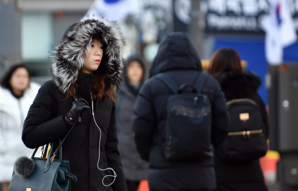 강추위가 찾아온 24일 서울 광화문에서 시민들이 출근길을 재촉하고 있다. 2018.12.24 박지환기자 popocar@seoul.co.kr