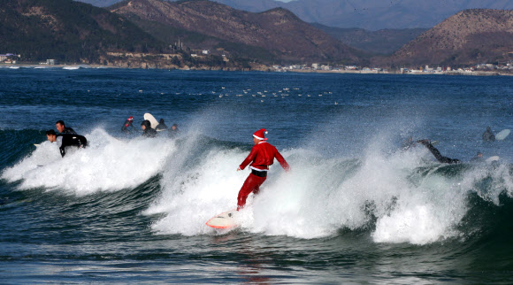 썰매 대신 보드 탄 산타