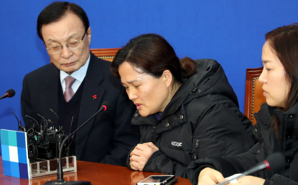 이해찬 대표와 대화하는 고 김용균 군 어머니