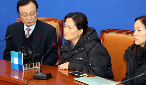 이해찬 대표와 대화하는 고 김용균 군 어머니