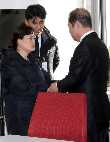 김병준 위원장 만난 고 김용균 군 어머니