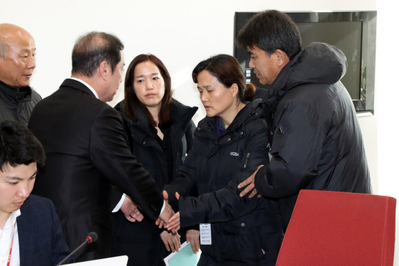 김병준 위원장 만난 고 김용균 군 어머니