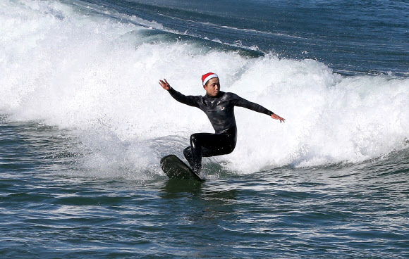 산타 모자 쓴 서퍼