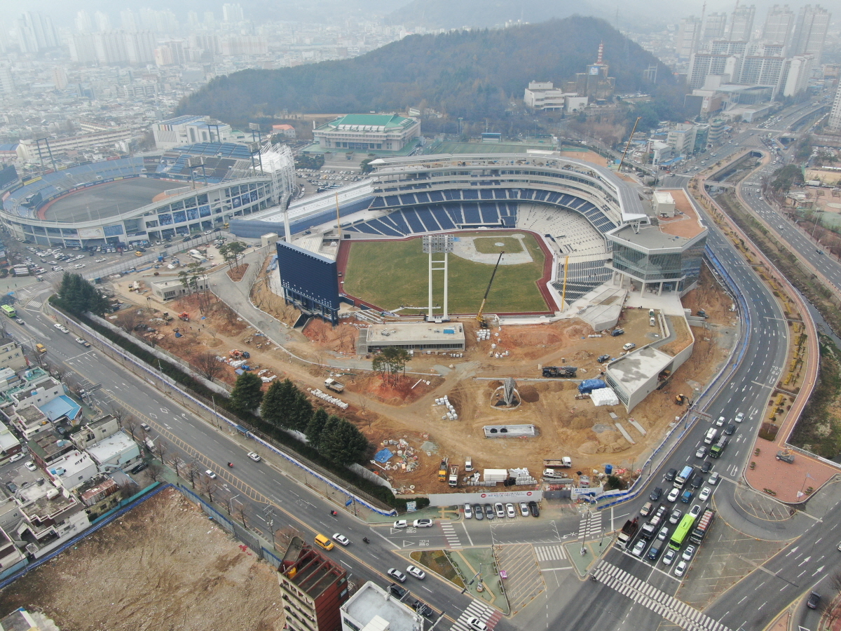 옛 마산종합운동장 주경기장 자리에 짓고 있는 새 야구장 