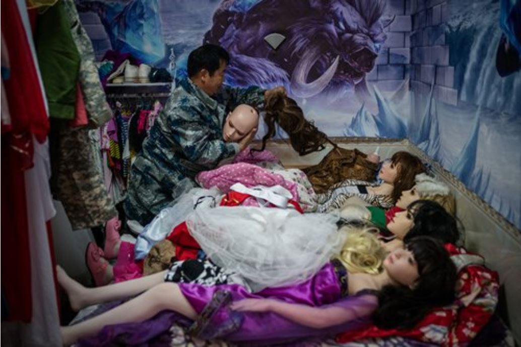 실리콘 인형을 딸처럼 돌보며 함께 사는 60살의 남성이 중국에서 화제를 모으고 있다. 출처:글로벌타임스