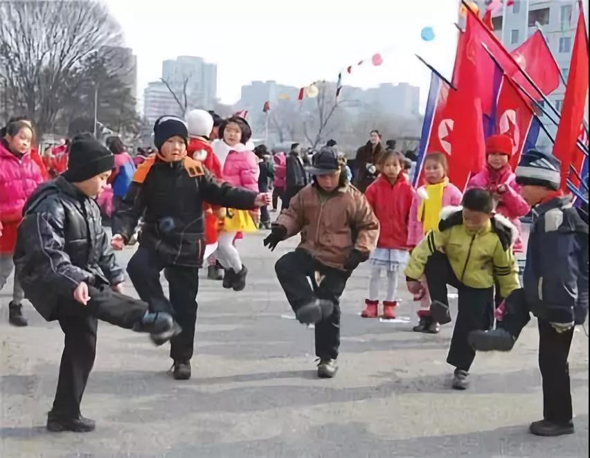 북한 어린이들이 제기차기를 하며 놀고있다. 출처:INDPRK