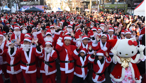 성탄절을 하루 앞둔 24일 서울 서대문구 신촌 연세로에서 열린 ‘사랑의 몰래산타’출정식에서 산타로 분장한 자원봉사자들이 포즈를 취하고 있다. 이들은 행사를 마치고 서울지역의 소외계층 아동 및 청소년을 찾아가 선물을 전달할 예정이다.2018.12.24.이종원 선임기자 jongwon@seoul.co.kr