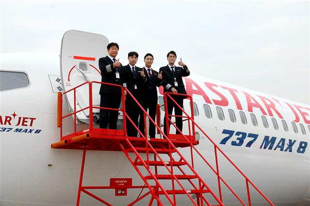 지난 21일 김포공항에 도착한 보잉 737 맥스8을 운항한 이스타항공 기장과 부기장들이 첫 착륙 뒤 도어를 열고 인사하고 있다.  이스타항공 제공