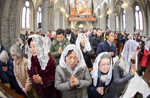 성탄절인 25일 서울 명동성당에서 성탄 미사가 열리고 있다. 2018.12.25 연합뉴스