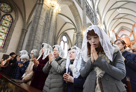 성탄절인 25일 서울 명동성당에서 성탄 미사가 열리고 있다. 2018.12.25 연합뉴스