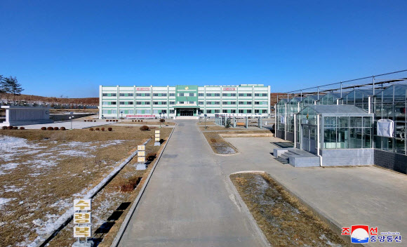 북한 농업연구원 강냉이연구소와 밭작물연구소가 준공했다고 조선중앙통신이 25일 보도했다. 2018.12.25  연합뉴스