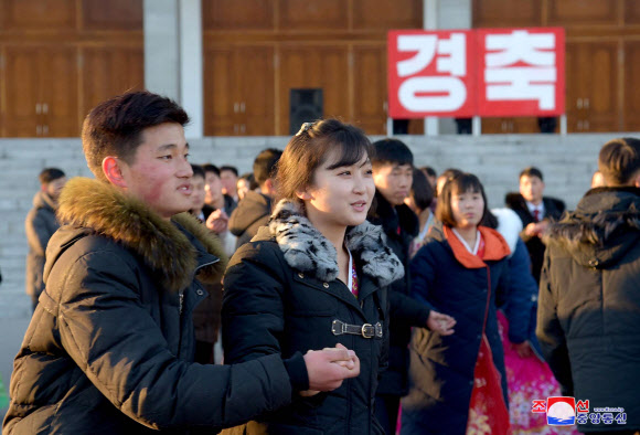 북한 김정일 국방위원장 최고사령관 추대일 27주년 겸 항일 여성영웅이자 김정일 국방위원장의 모친인 김정숙 탄생(12월 24일) 101주년을 맞아 전국에서 청년학생들의 무도회가 열렸다고 조선중앙통신이 25일 보도했다. 2018.12.25  연합뉴스