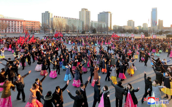 북한 김정일 국방위원장 최고사령관 추대일 27주년 겸 항일 여성영웅이자 김정일 국방위원장의 모친인 김정숙 탄생(12월 24일) 101주년을 맞아 전국에서 청년학생들의 무도회가 열렸다고 조선중앙통신이 25일 보도했다. 2018.12.25  연합뉴스