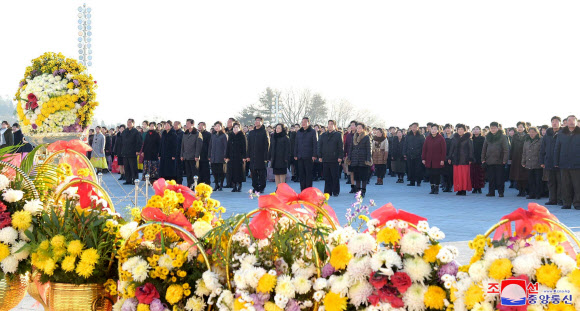 북한 김정일 국방위원장 최고사령관 추대일 27주년 겸 항일 여성영웅이자 김정일 국방위원장의 모친인 김정숙 탄생(12월 24일) 101주년을 맞아 각지 근로자들, 청소년학생들과 인민군 장병이 평양 만수대언덕에 있는 김일성?김정일 동상에 헌화했다고 조선중앙통신이 25일 보도했다. 2018.12.25  연합뉴스