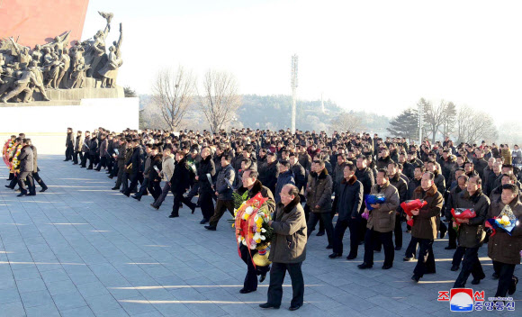 북한 김정일 국방위원장 최고사령관 추대일 27주년 겸 항일 여성영웅이자 김정일 국방위원장의 모친인 김정숙 탄생(12월 24일) 101주년을 맞아 각지 근로자들, 청소년학생들과 인민군 장병이 평양 만수대언덕에 있는 김일성?김정일 동상에 헌화했다고 조선중앙통신이 25일 보도했다. 2018.12.25  연합뉴스