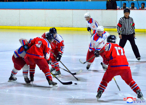 북한 항일 여성영웅이자 김정일 국방위원장의 모친인 김정숙 탄생(12월 24일) 101주년을 맞아 평양철도국체육단 대 대성산체육단 남자아이스하키 경기가 빙상관에서 열렸다고 조선중앙통신이 25일 보도했다. 2018.12.25  연합뉴스