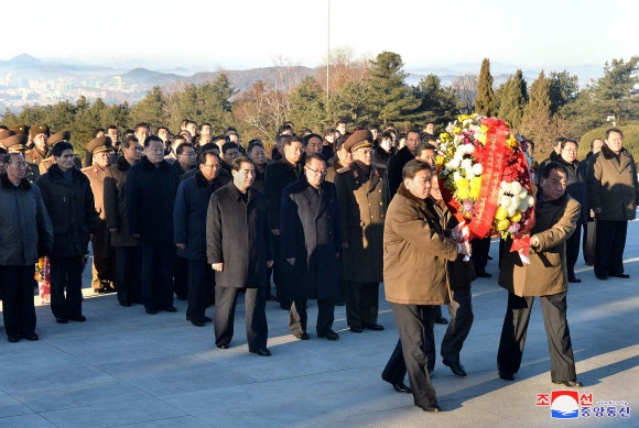 북한 항일 여성영웅이자 김정일 국방위원장의 모친인 김정숙 탄생(12월 24일) 101주년을 기념해 대성산혁명열사릉에 있는 흉상에 화환을 진정했다고 조선중앙통신이 25일 보도했다. 2018.12.25  연합뉴스