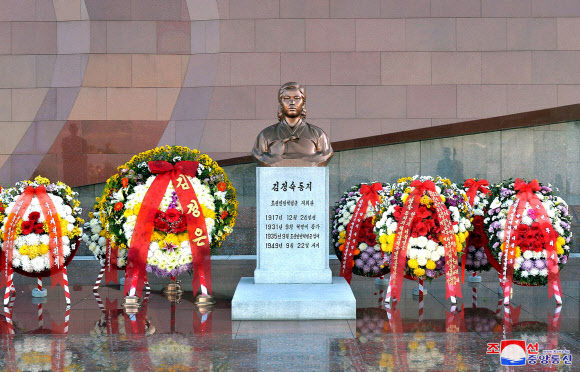 북한 항일 여성영웅이자 김정일 국방위원장의 모친인 김정숙 탄생(12월 24일) 101주년을 기념해 대성산혁명열사릉에 있는 흉상에 화환을 진정했다고 조선중앙통신이 25일 보도했다. 2018.12.25  연합뉴스