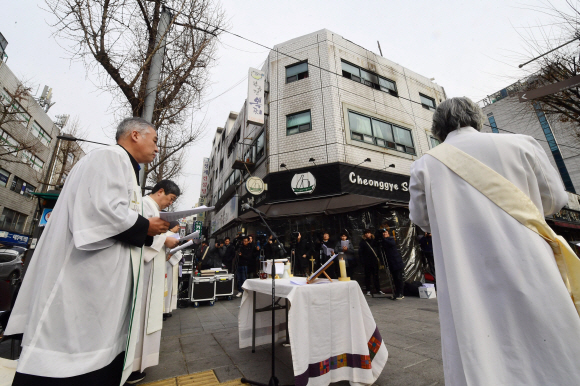 25일 화재사고가 난 서울 종로3가 국일고시원 앞에서 화재 피해자 추모 성탄 예배가 열리고 있다. 2018. 12. 25  정연호 기자 tpgod@seoul.co.kr