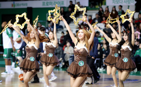 25일 오후 강원 원주종합체육관에서 열린 2018∼2019 프로농구 원주 DB 프로미와 전주 KCC 이지스의 경기에서 DB 치어리더들이 응원을 펼치고 있다. 2018.12.25  연합뉴스