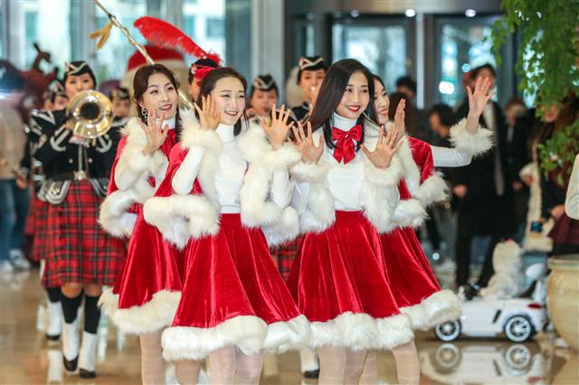 성탄절인 25일 오후 서울 영등포구 타임스퀘어에서 ‘메리 크리스마스 퍼레이드’ 행사가 열리고 있다. 2018.12.25 뉴스1