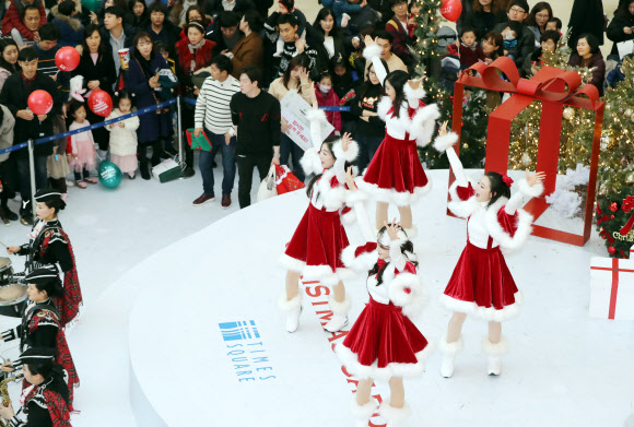 크리스마스인 25일 서울 영등포구 타임스퀘어에서 열린 크리스마스 행사에서 미녀 산타들이 캐럴에 맞춰 공연을 펼치고 있다. 2018.12.25  연합뉴스