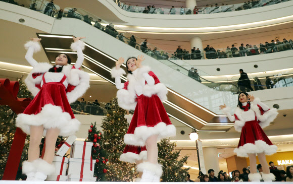 크리스마스인 25일 서울 영등포구 타임스퀘어에서 열린 크리스마스 행사에서 미녀 산타들이 캐럴에 맞춰 공연을 펼치고 있다. 2018.12.25  연합뉴스